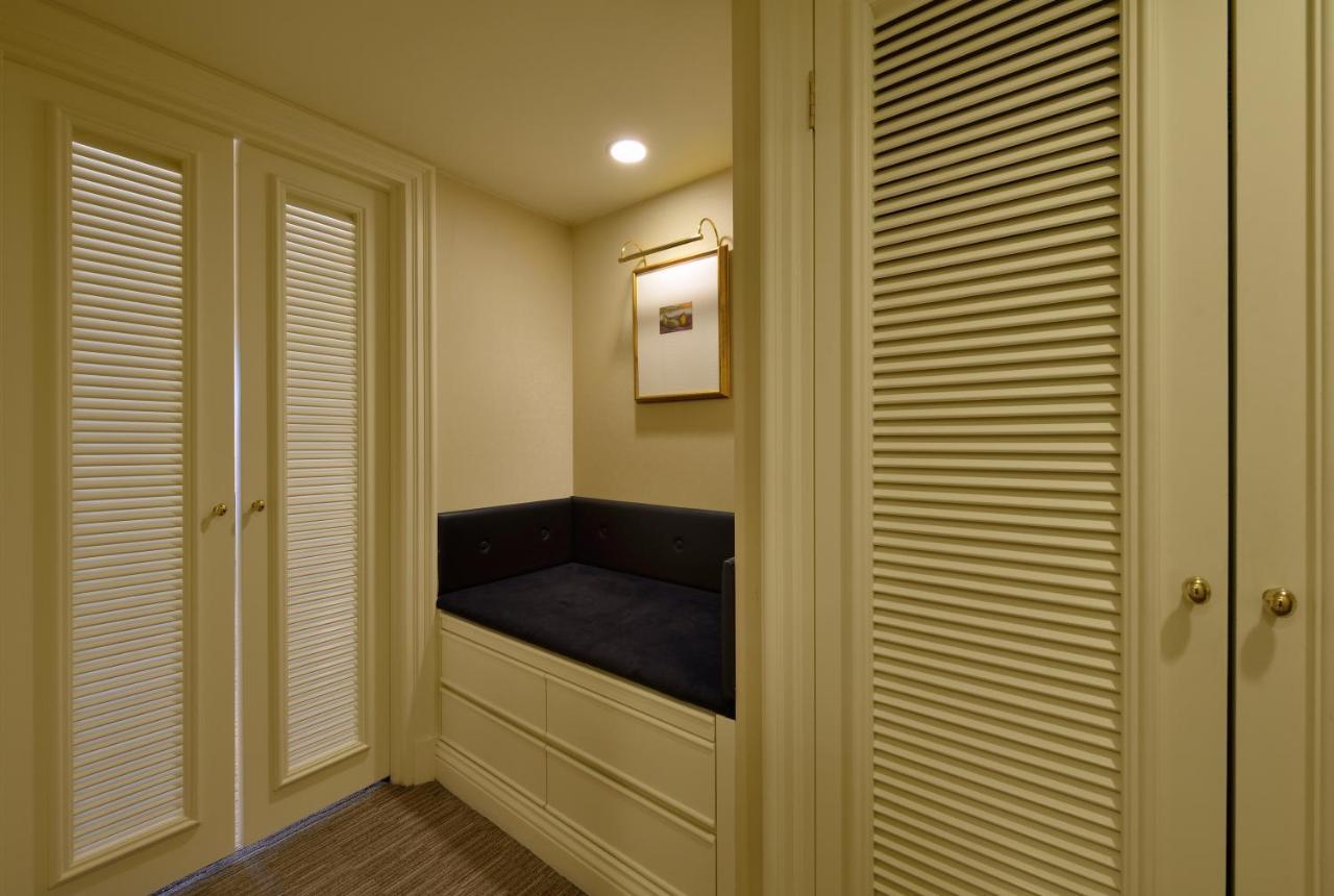 The Sherwood Тайбей Екстер'єр фото A louvered door